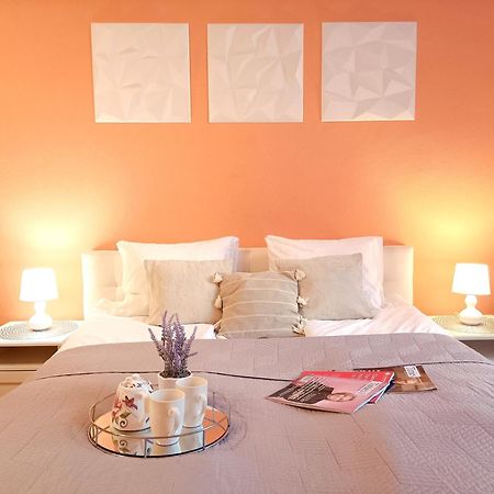 Spacious Old Town Family Peachy 2 Bedrooms Apartment, Nearby The Riga Presidential Castle Exterior photo